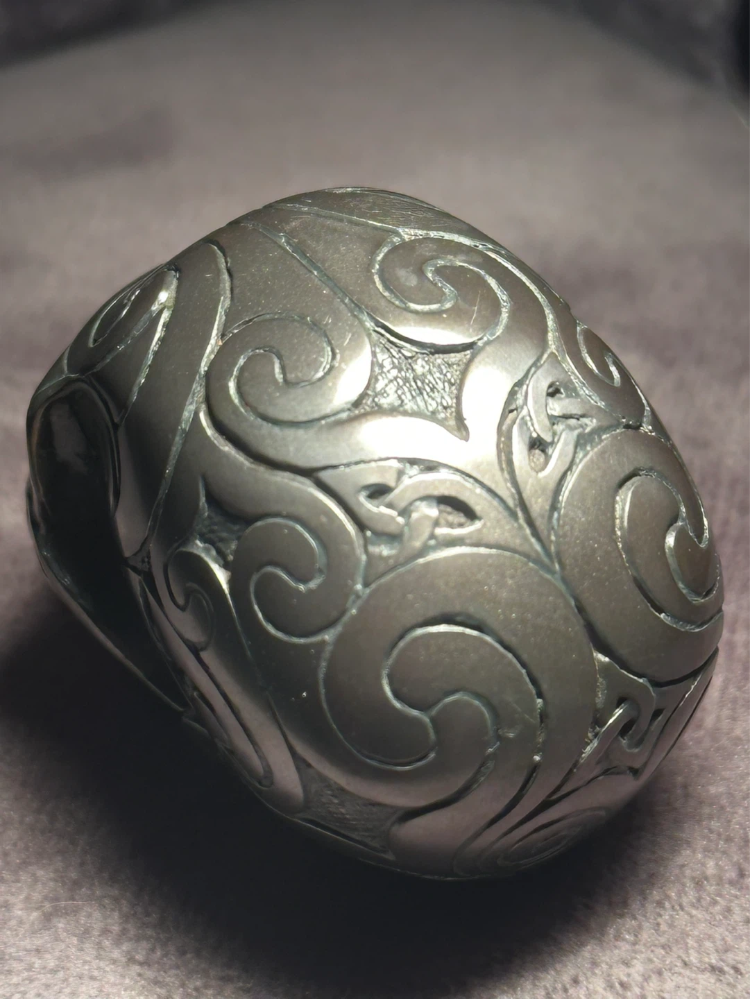 Small engraved resin skull paperweight - photo 4