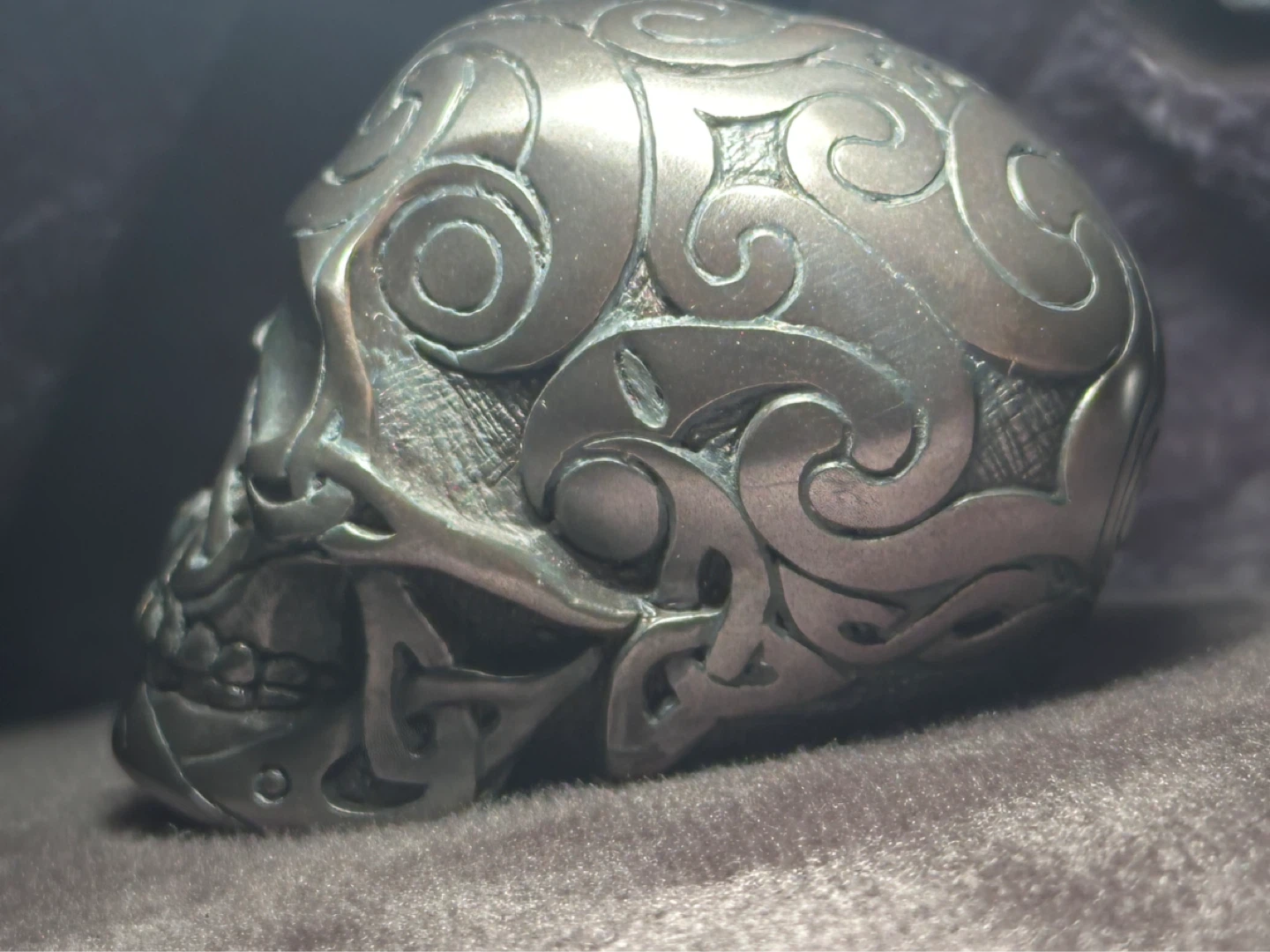 Small engraved resin skull paperweight - photo 3