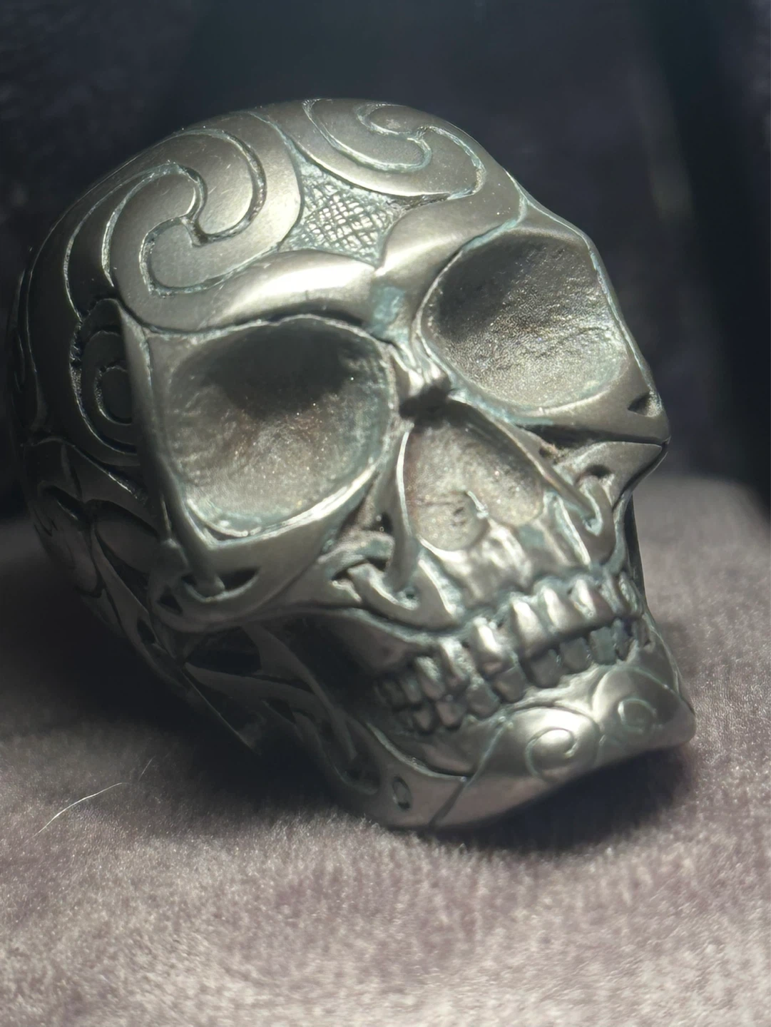 Small engraved resin skull paperweight - photo 2