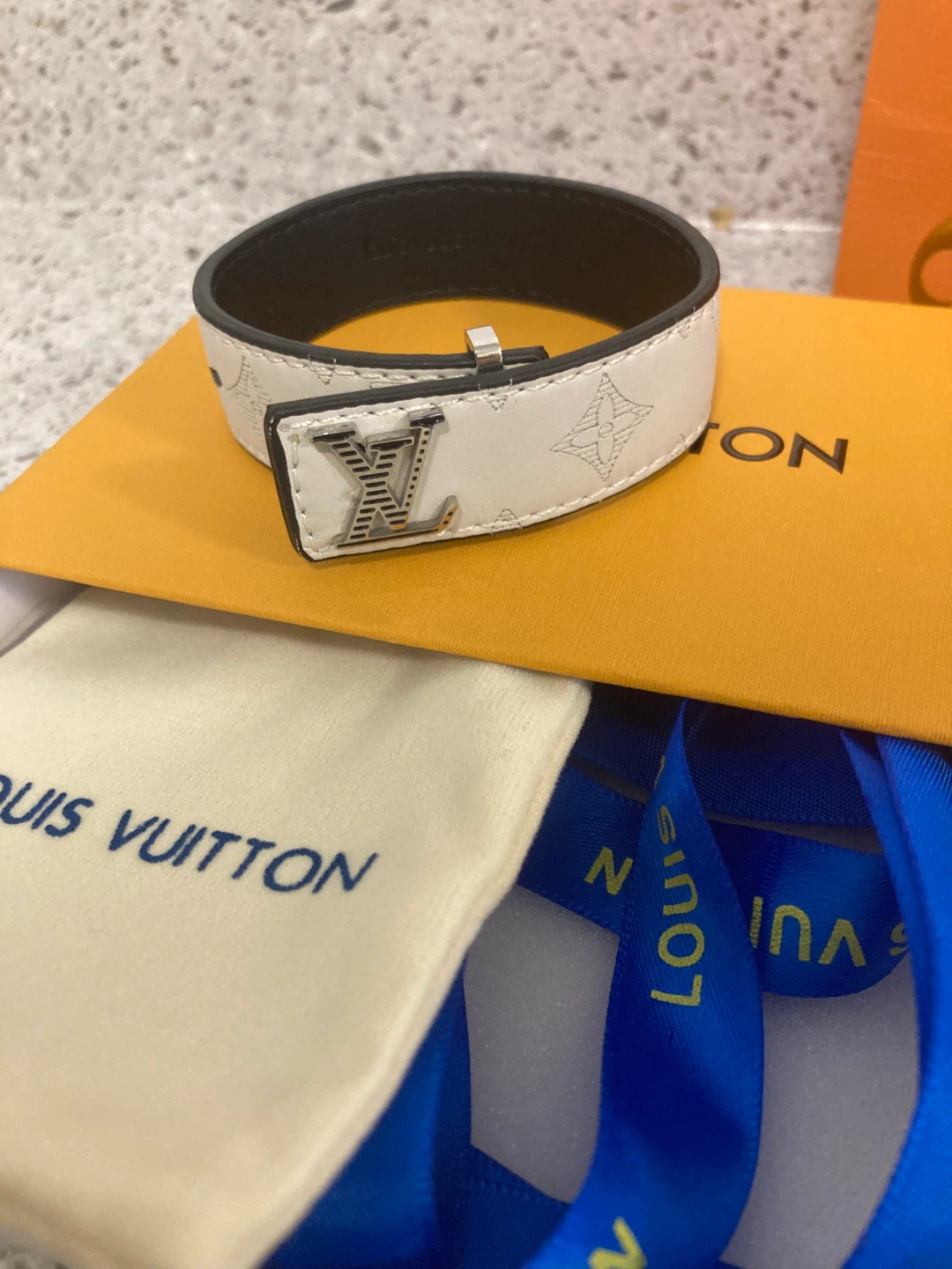 Lv leather bracelet - photo 2