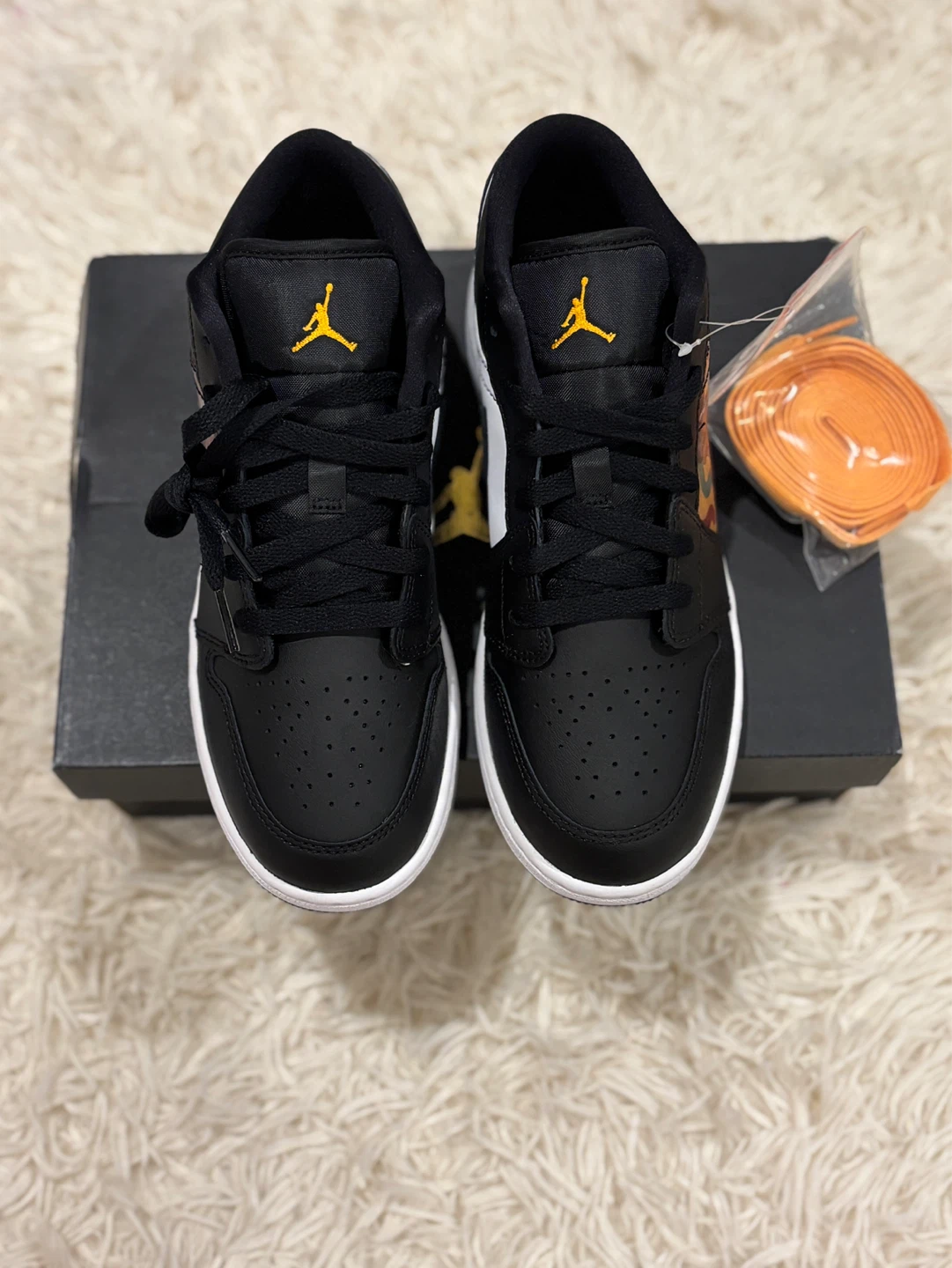 Air Jordan 1 Low SE (GS) White/Mint Foam-Black Size 6.5Y - photo 2