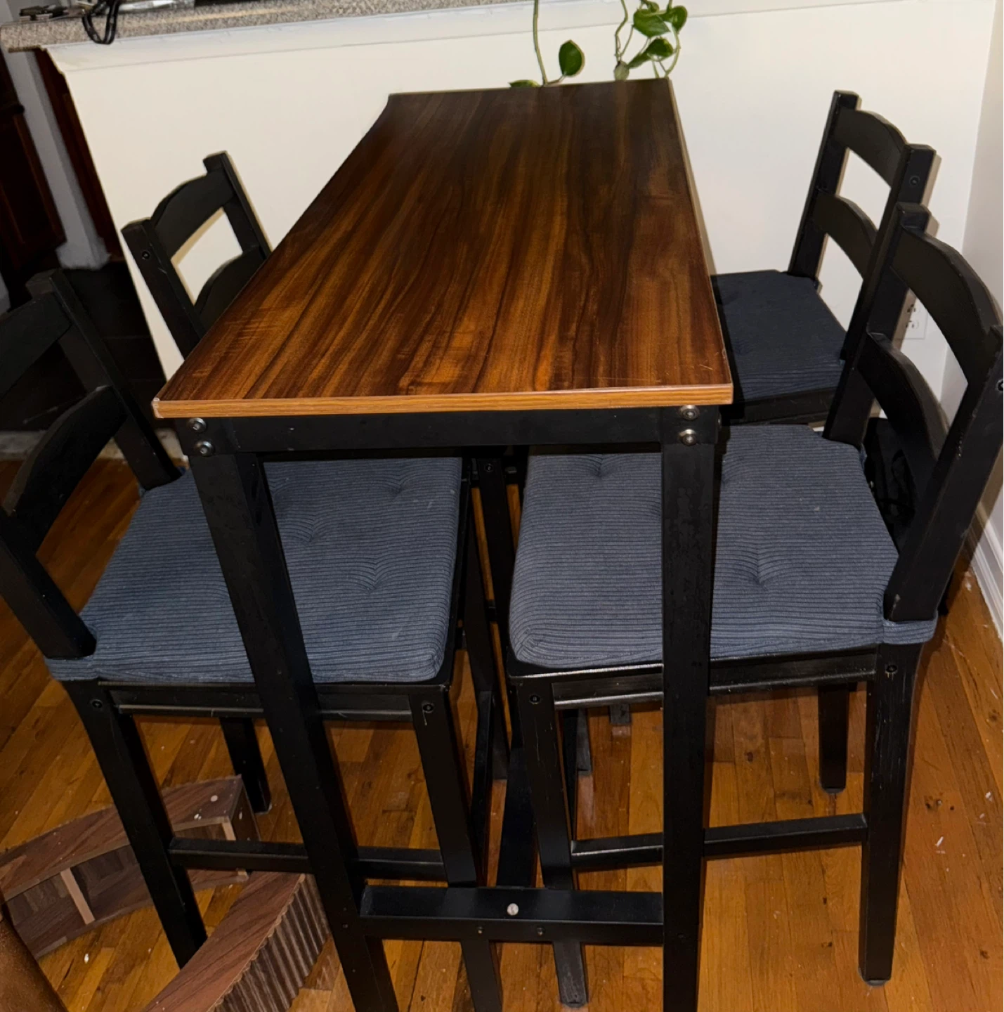 Counter Height Table with 4 Stools
