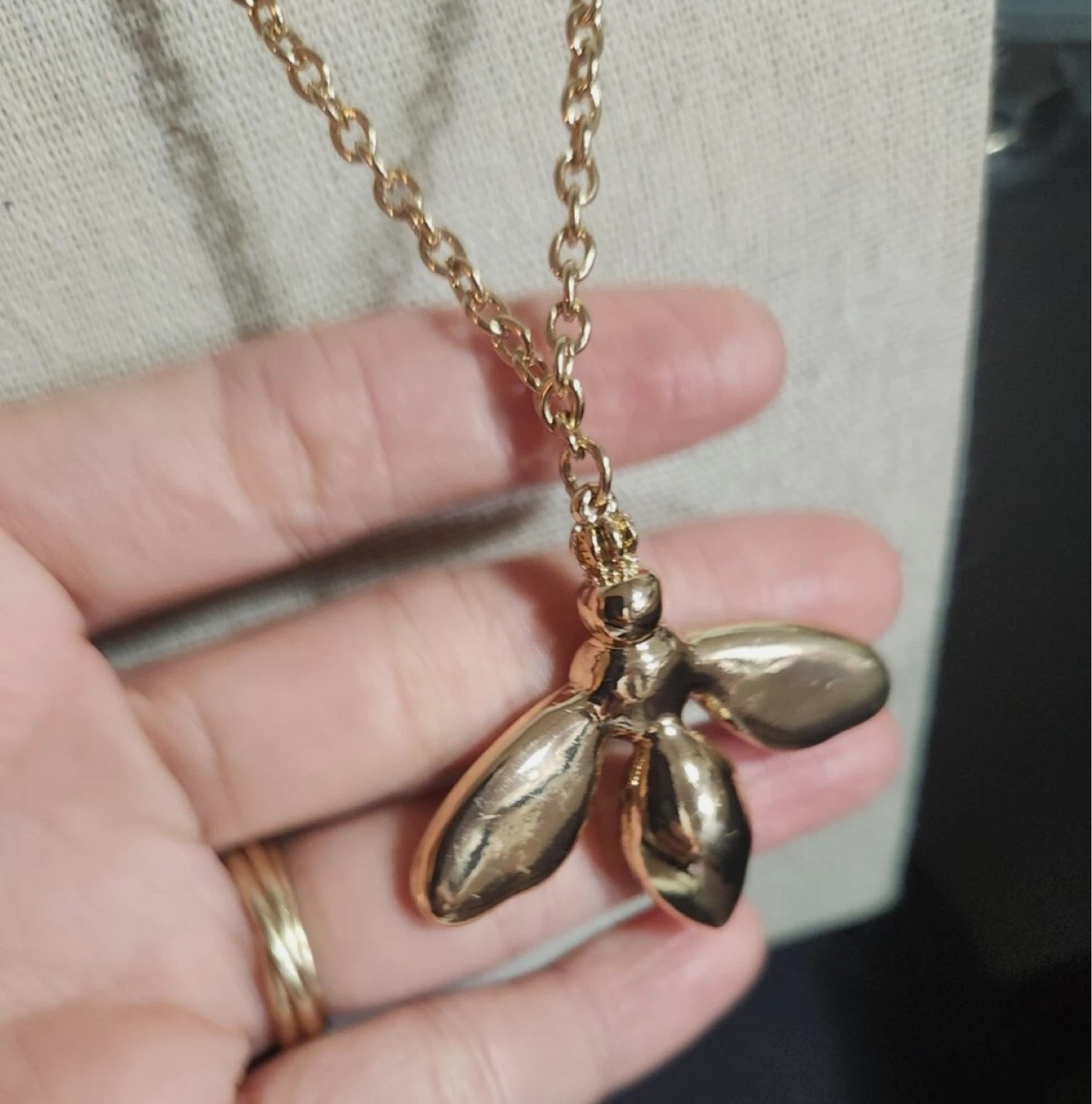 Juicy Couture Bee Necklace - photo 2