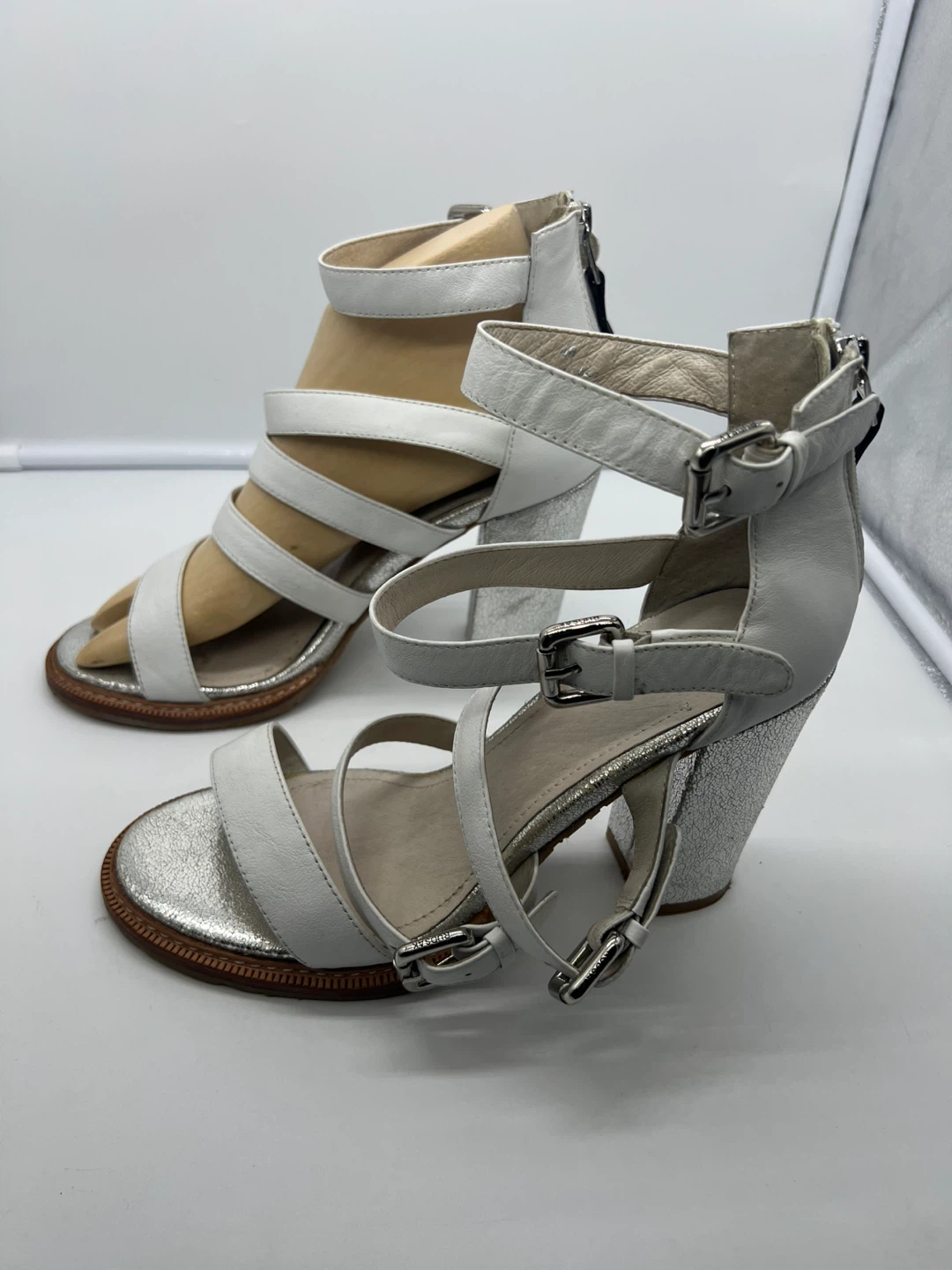 RUDSAK White Leather Strap Metallic Silver Block Heel Sandals 40 - photo 4