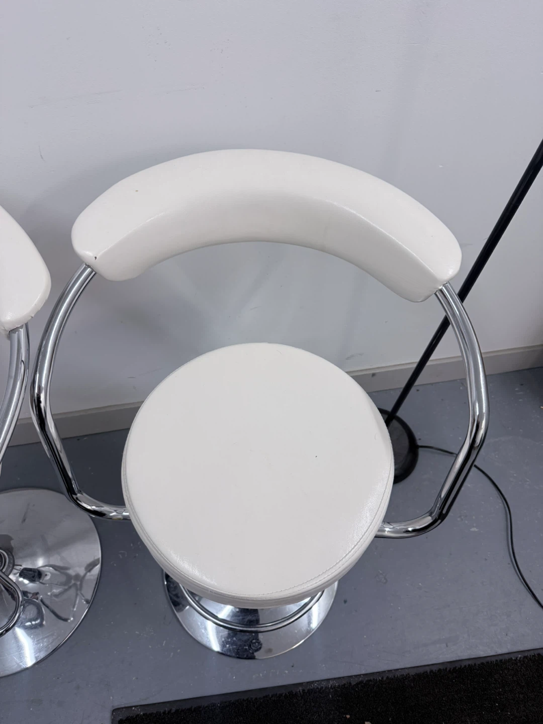 White Bar Stools - Set of 2 and lamp - photo 2