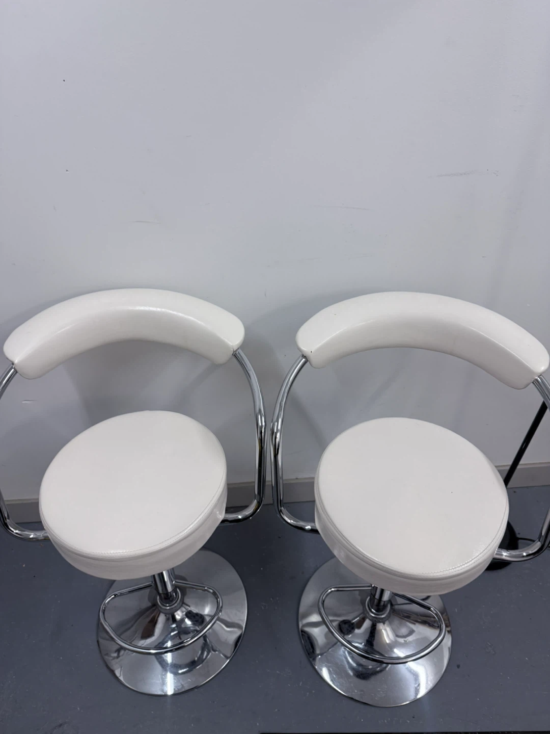 White Bar Stools - Set of 2 and lamp - photo 5