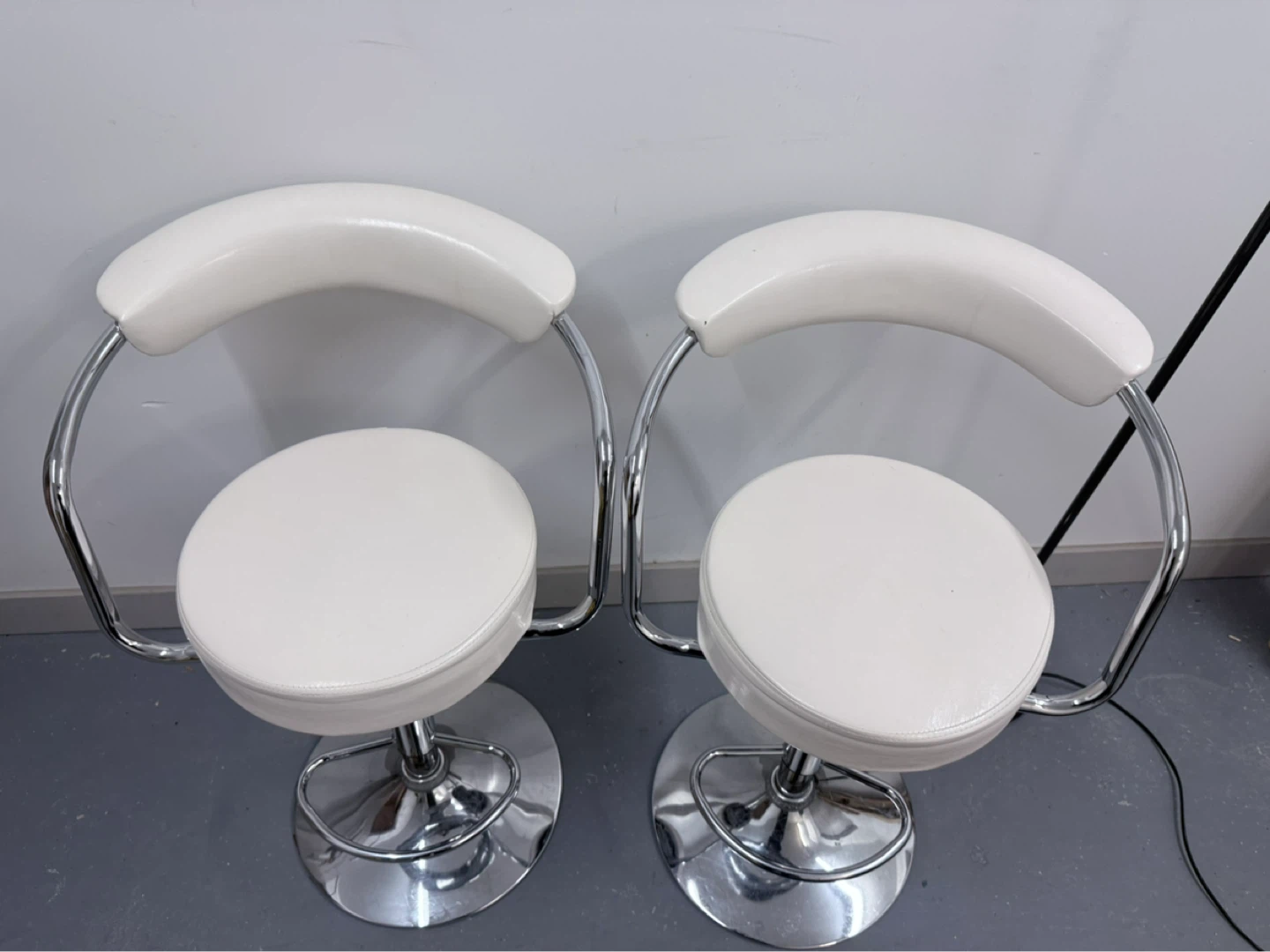 White Bar Stools - Set of 2 and lamp - photo 3