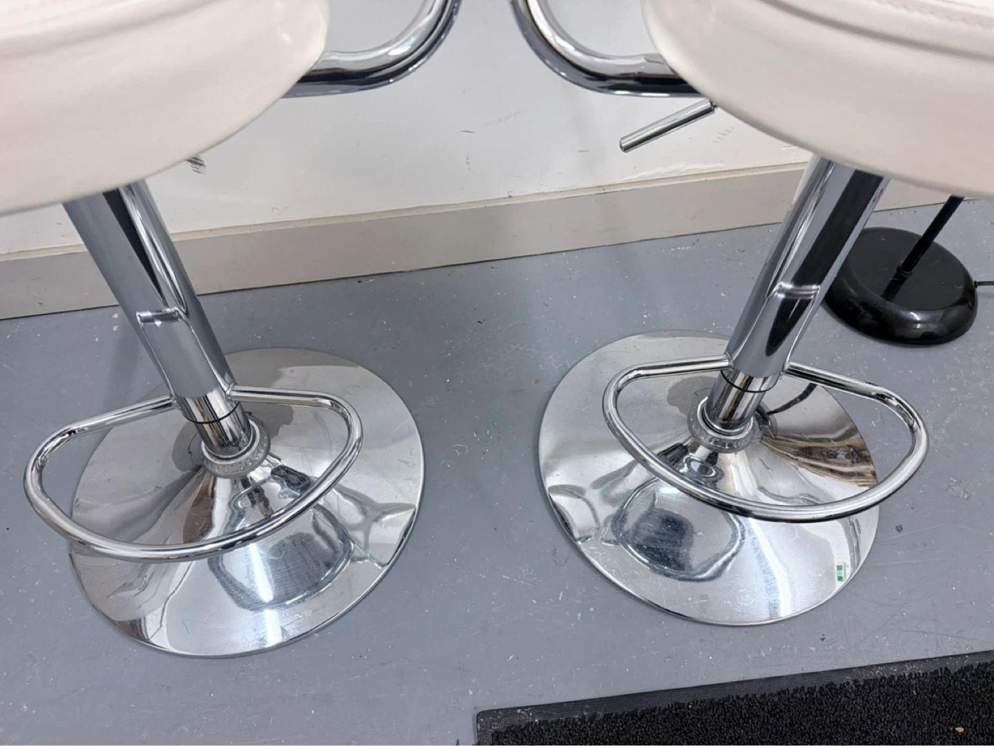 White Bar Stools - Set of 2 and lamp - photo 4