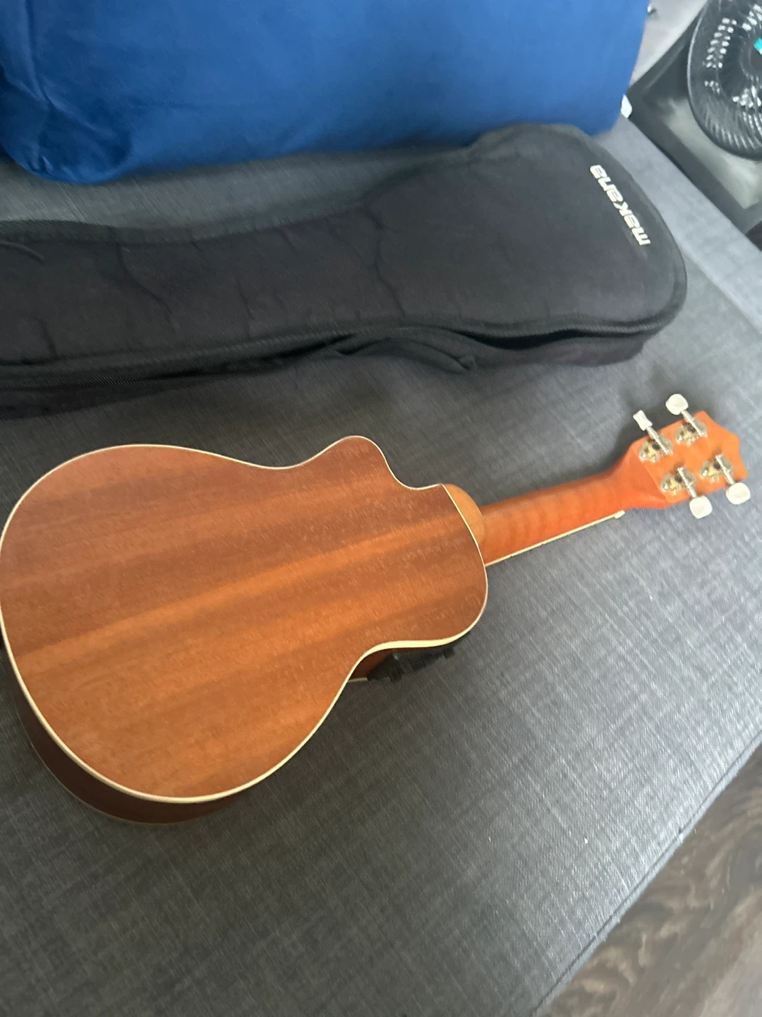 Ukulele with built-in tuner - photo 3