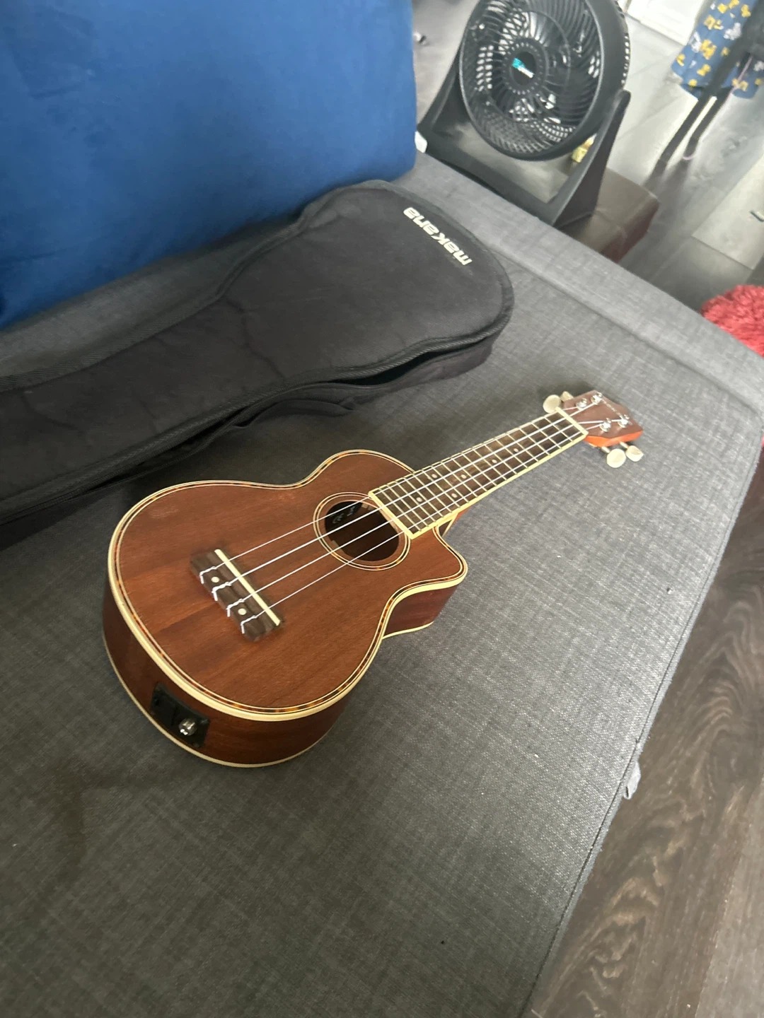 Ukulele with built-in tuner - photo 2