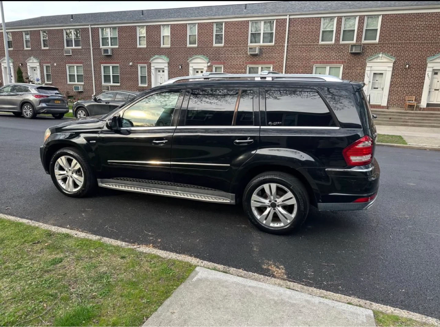 Mercedes-Benz GL-Class SUV - photo 2