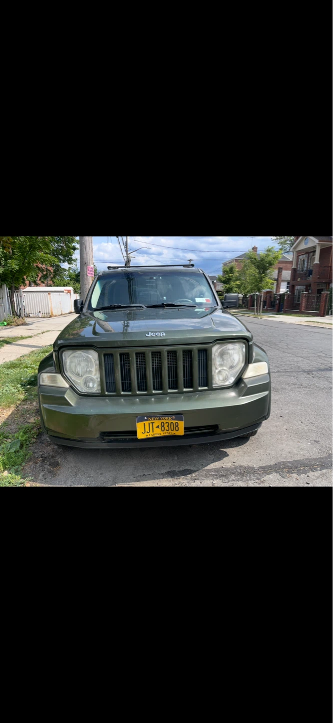 Green Jeep Liberty SUV - photo 4