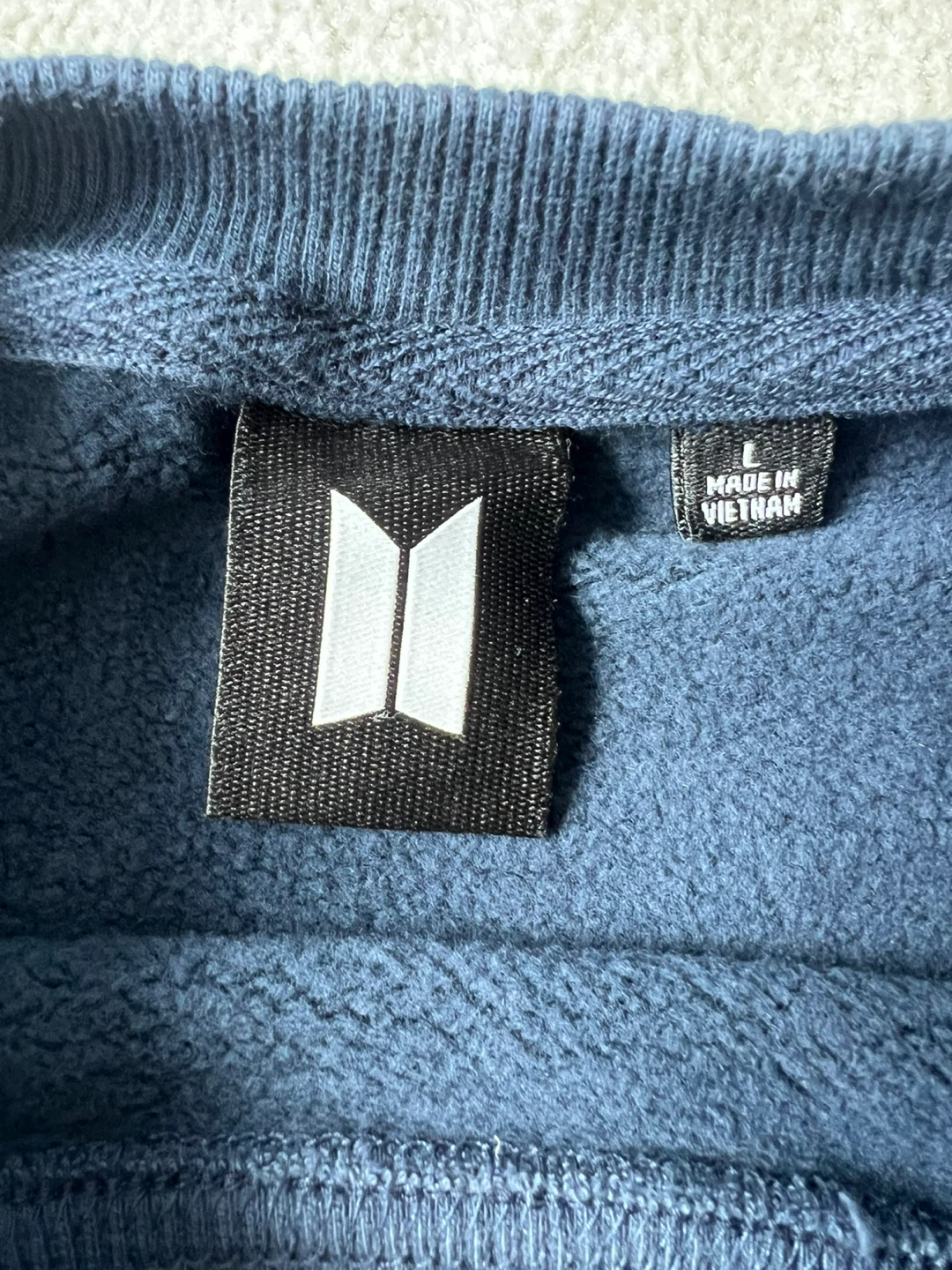 Big Hit Entertainment BTS Sweatshirt - Size L - photo 2