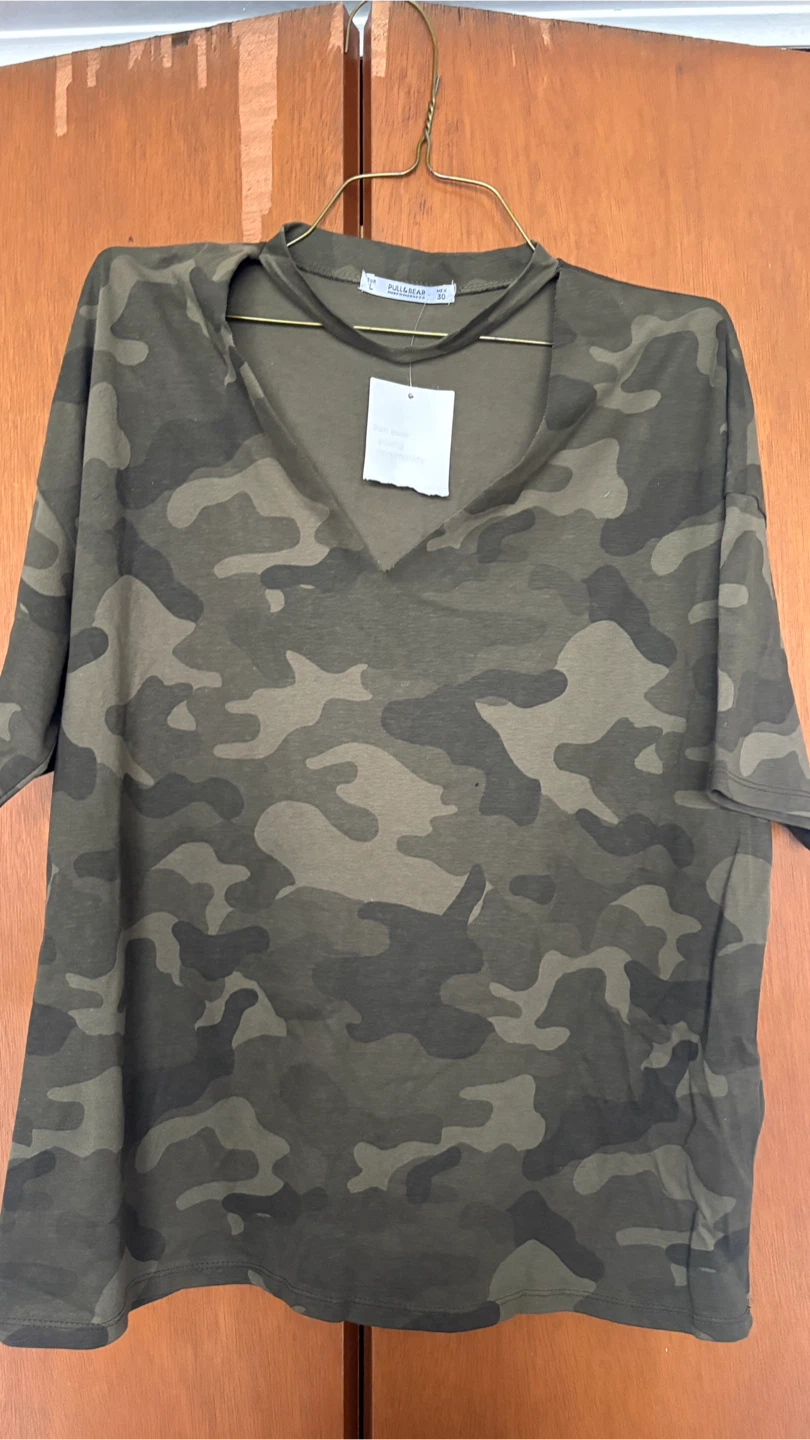 Pull & Bear Camo Print V-Neck T-Shirt - Size L - photo 2