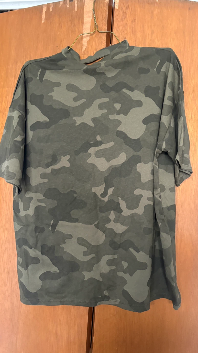 Pull & Bear Camo Print V-Neck T-Shirt - Size L - photo 3