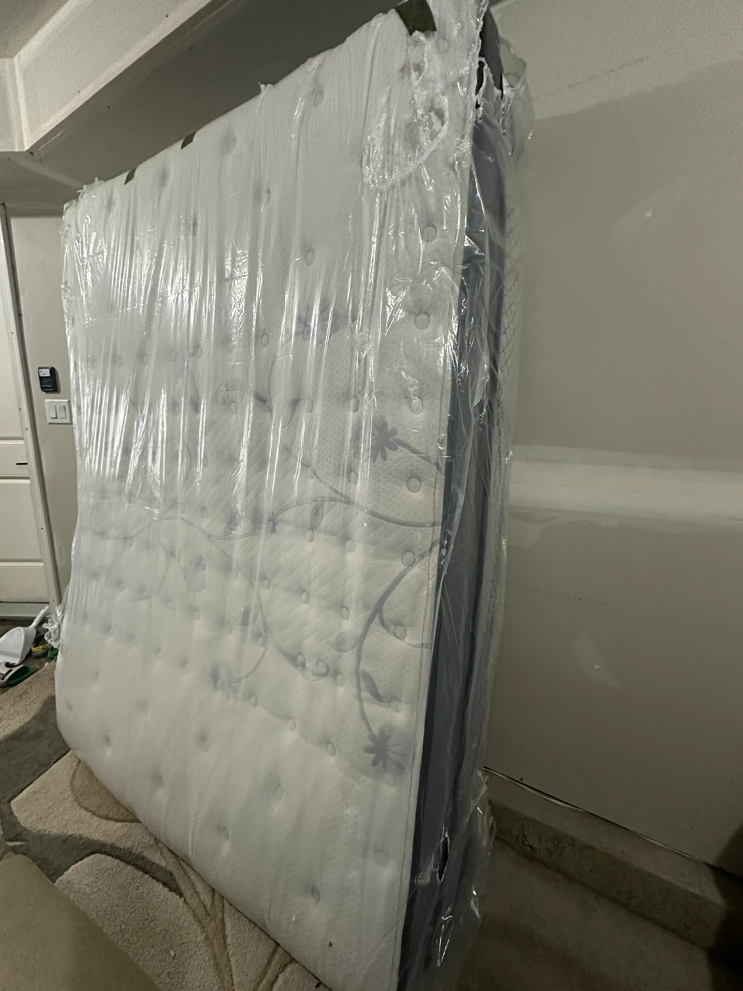 Sealy Posturepedic Queen size Mattress – Like New | No bugs