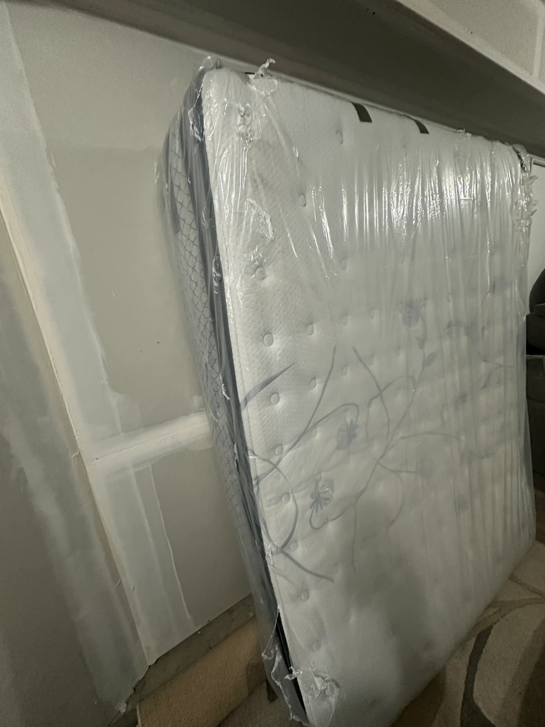 Sealy Posturepedic Queen size Mattress – Like New | No bugs - photo 4