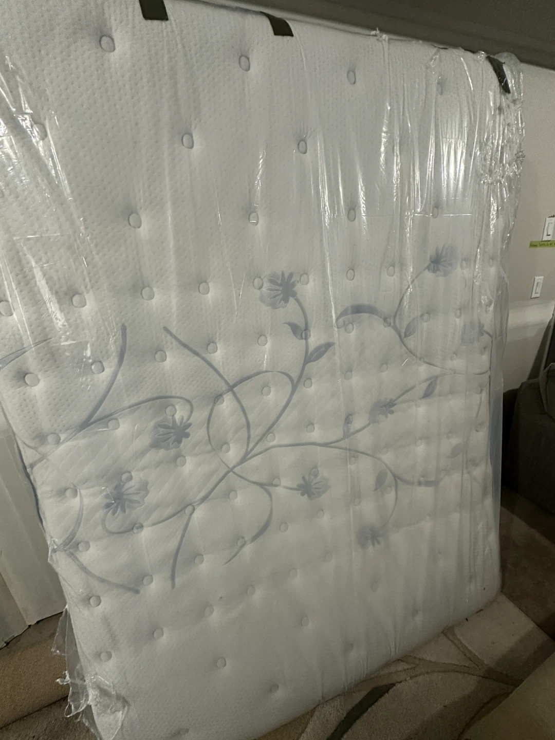Sealy Posturepedic Queen size Mattress – Like New | No bugs - photo 2