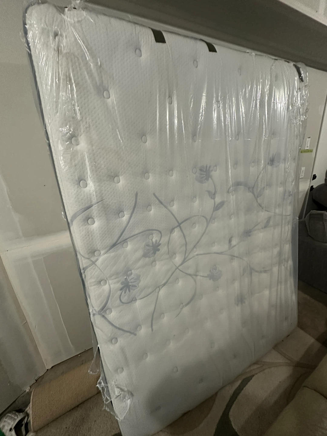 Sealy Posturepedic Queen size Mattress – Like New | No bugs - photo 3