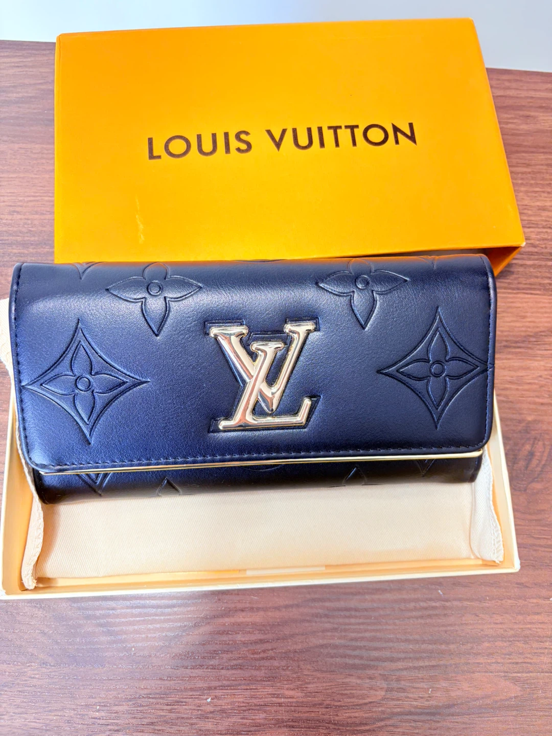 Black long wallet it includes the box