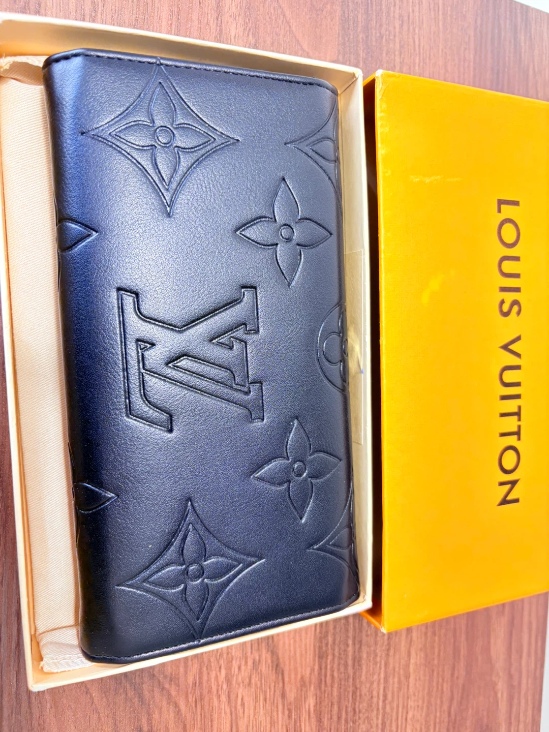 Black long wallet it includes the box - photo 2