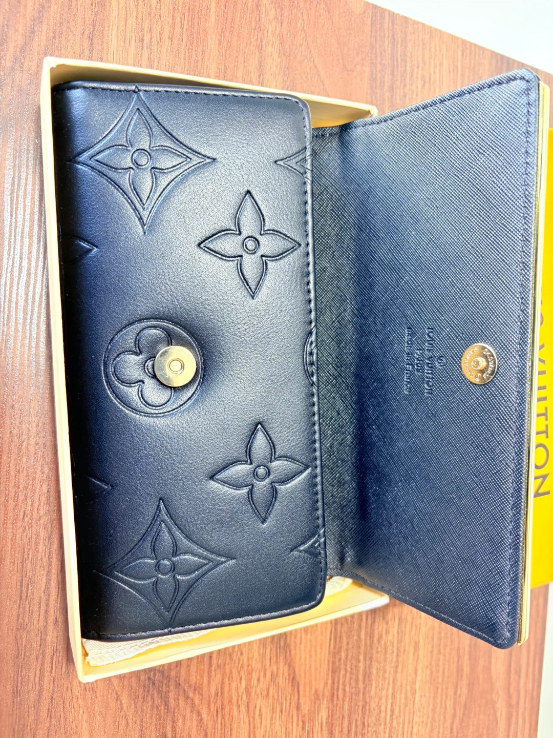 Black long wallet it includes the box - photo 3