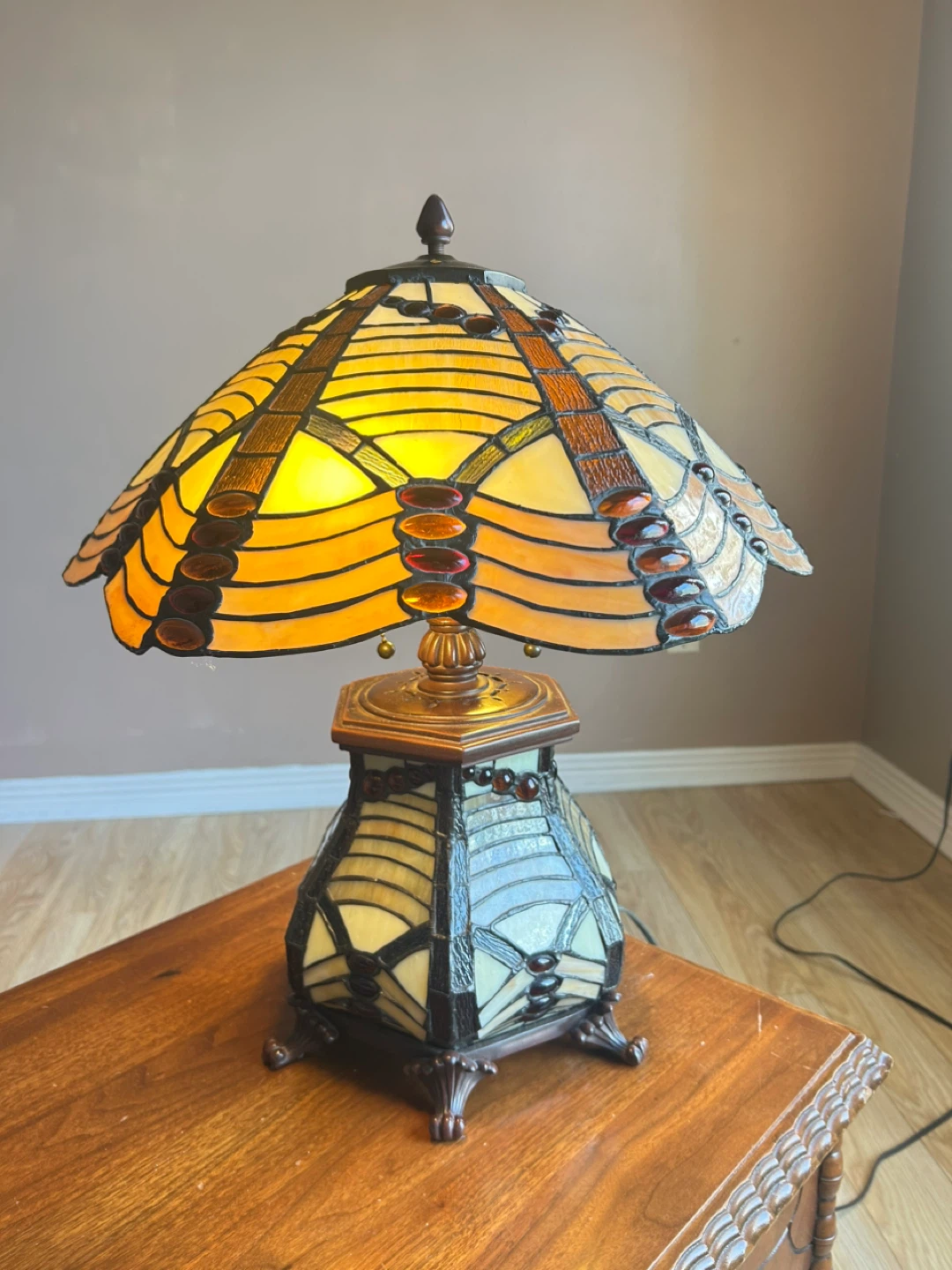 Tiffany Style Stained Glass Table Lamp (PRICE FIRM)