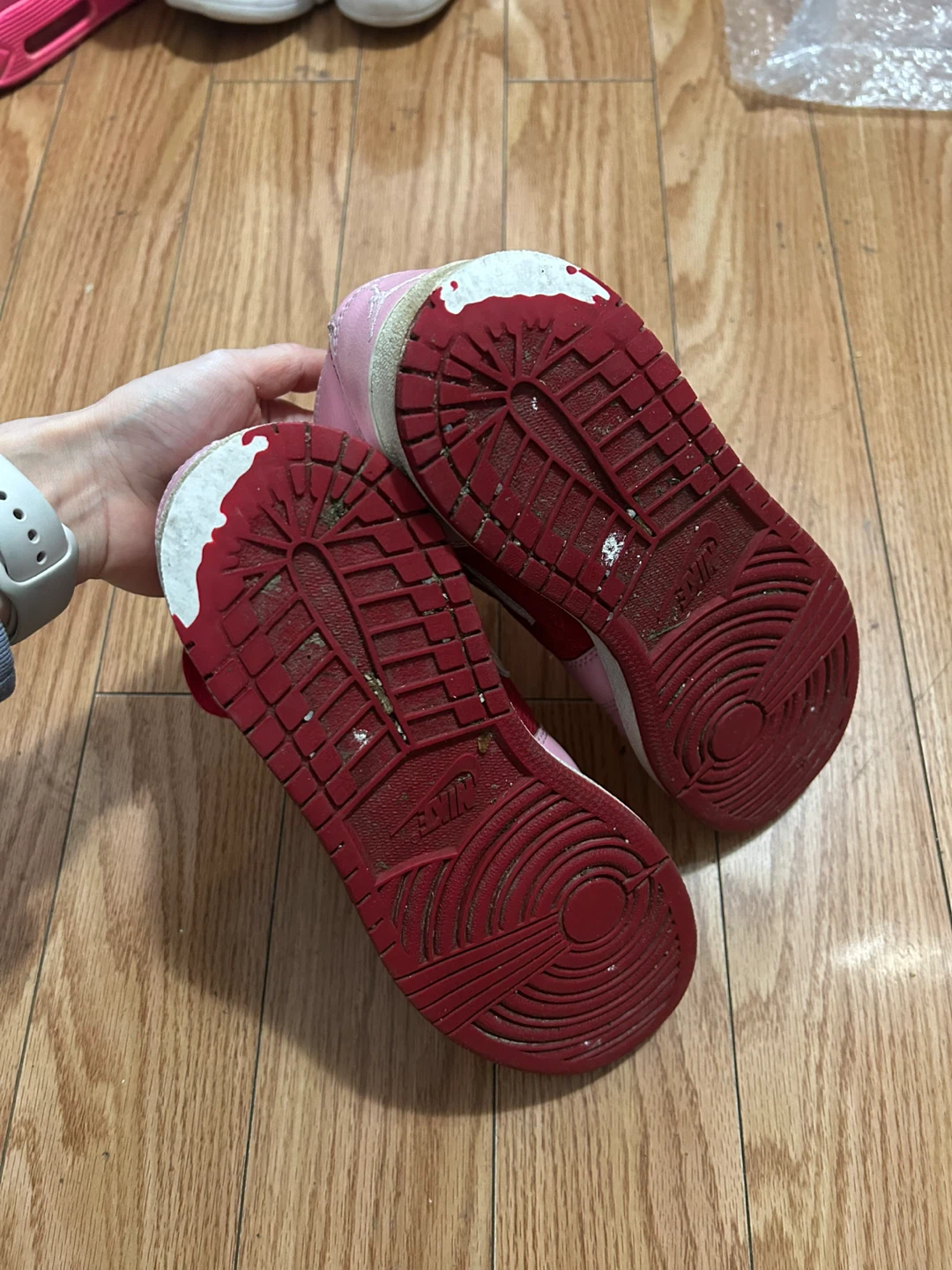 Size 6Y Air Jordan 1 Mid SE (GS) Pink Red - photo 5