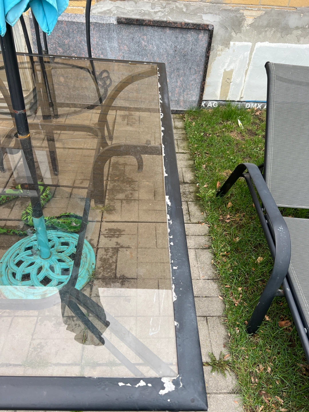 Patio glass table ,with umbrella free chairs - photo 5