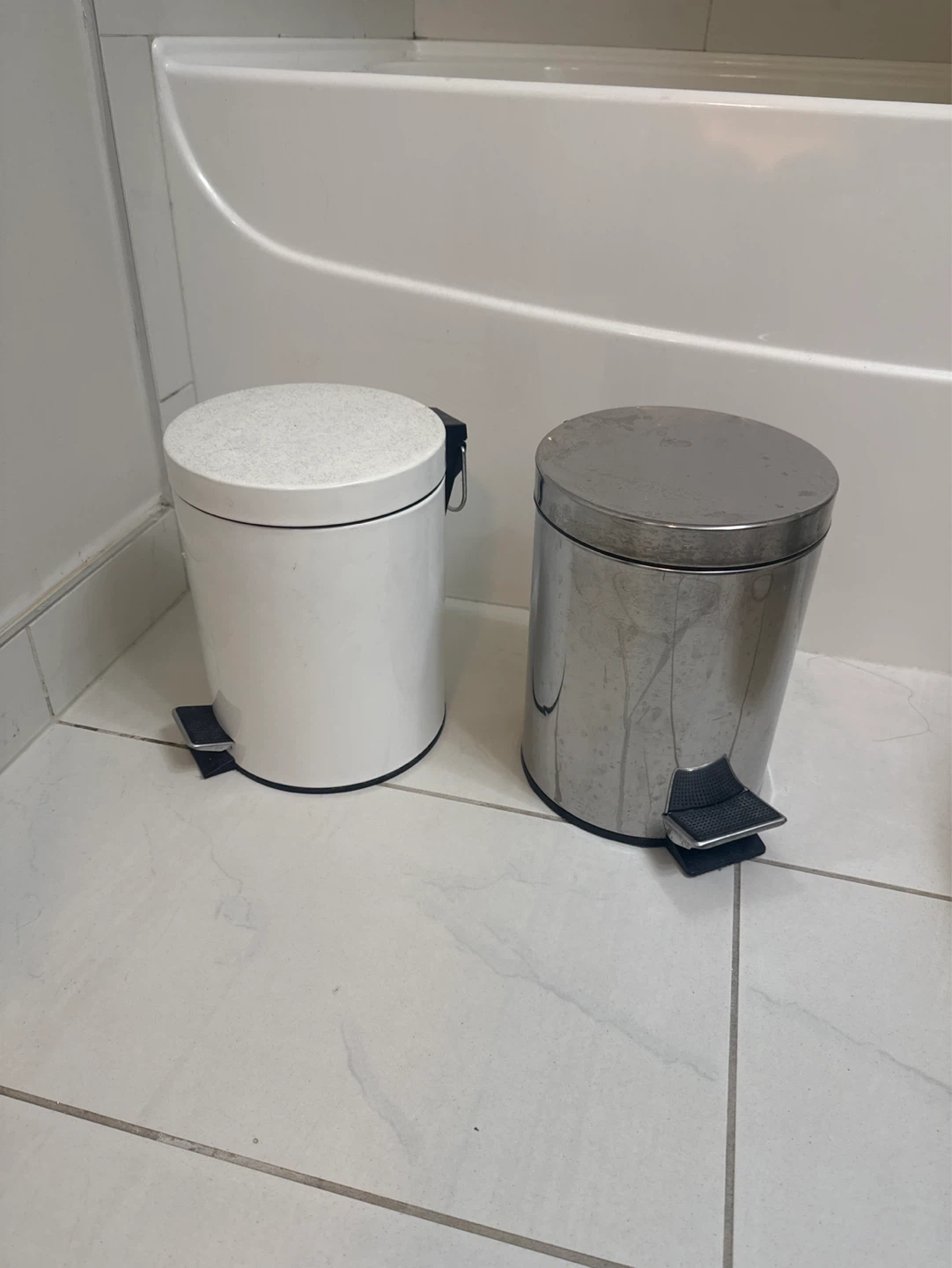 Set of 2 pedal trash cans - White and Stainless Steel