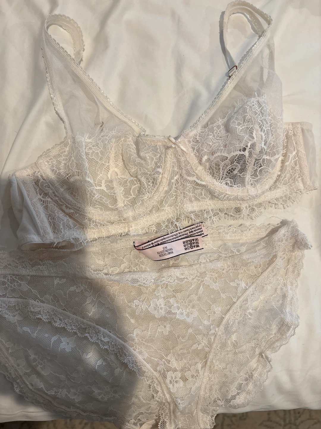 Victoria's Secret Lace Bra & Panty Set - Size S/P/CH 68A