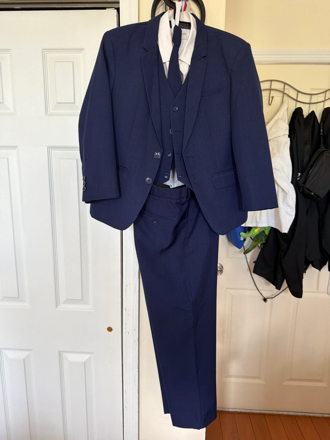 Men's Navy Blue 3-Piece Suit with White Shirt and Tie