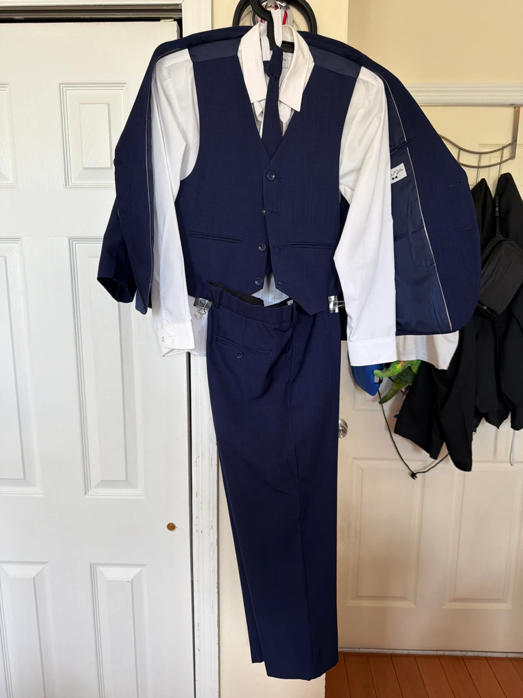 Men's Navy Blue 3-Piece Suit with White Shirt and Tie - photo 2