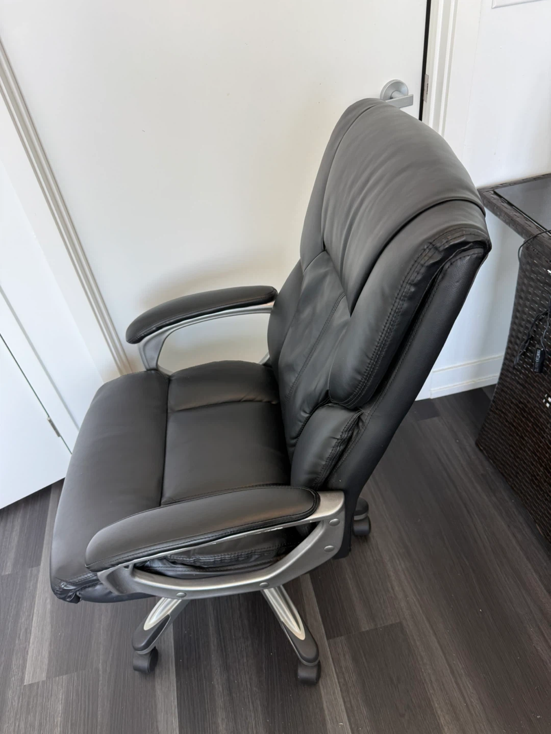 Faux Leather Executive office swivel Chair - photo 2
