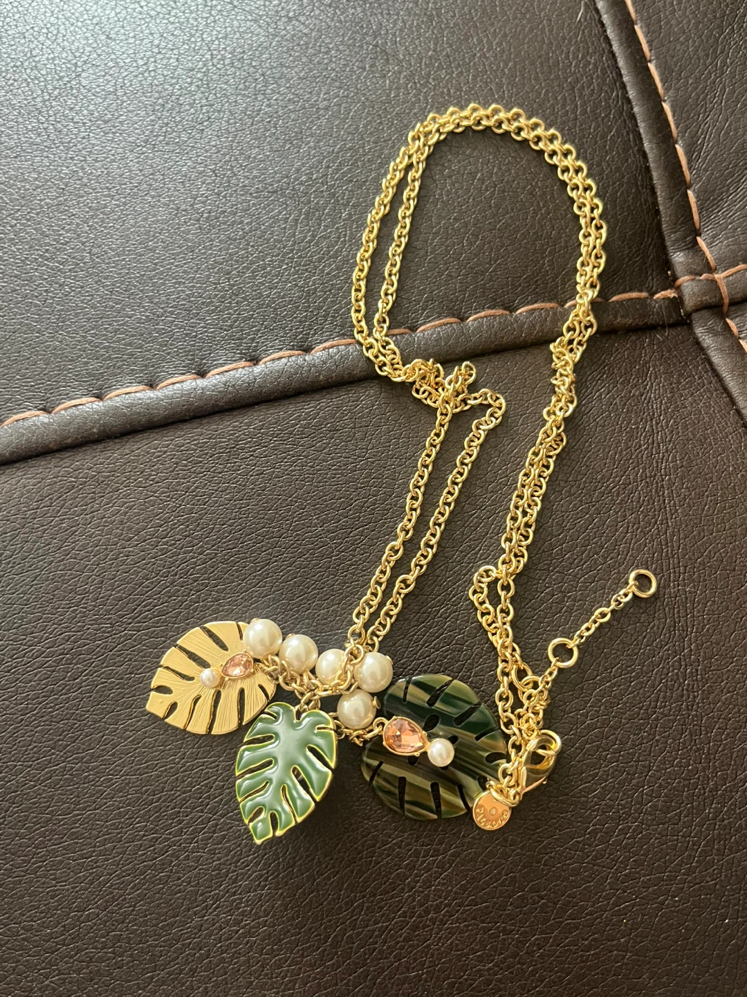 Gold tone leaf and pearl pendant necklace
