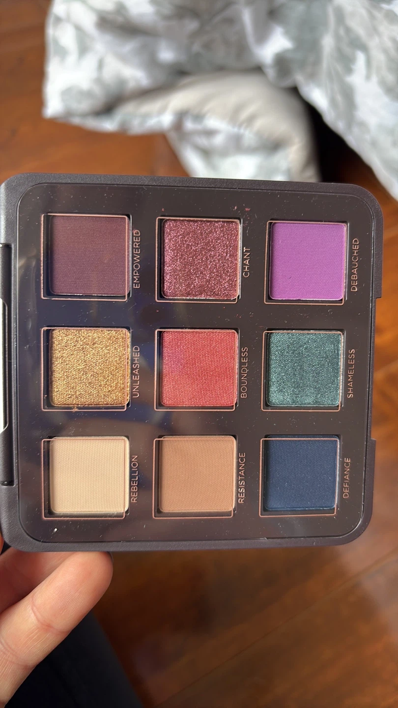 VISEART Libertine 9 Shade Professional Eye Shadow Palette - photo 2