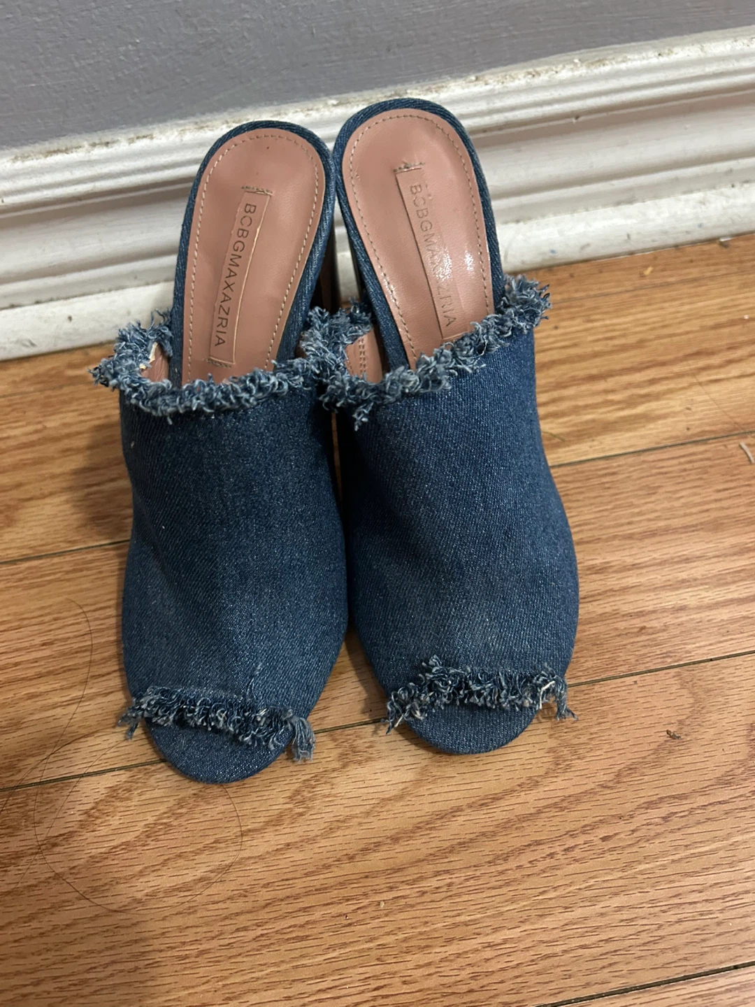 Size 6 BCBGMAXAZRIA Denim Mules Heels - photo 3