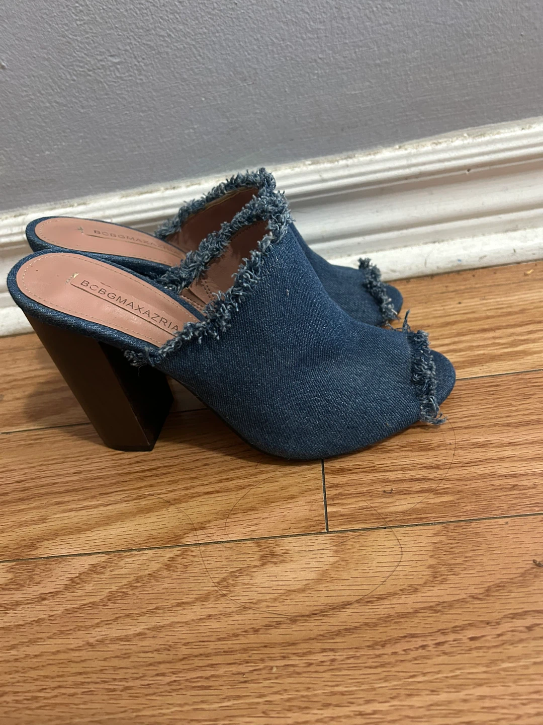 Size 6 BCBGMAXAZRIA Denim Mules Heels - photo 2