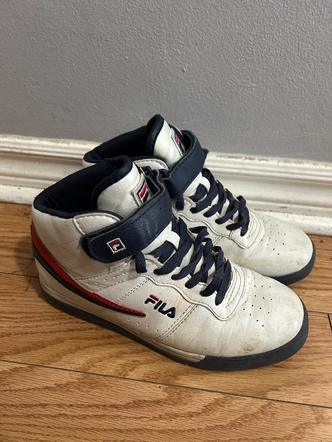 Size 5.5 Kids Fila High-Top Sneakers - photo 2