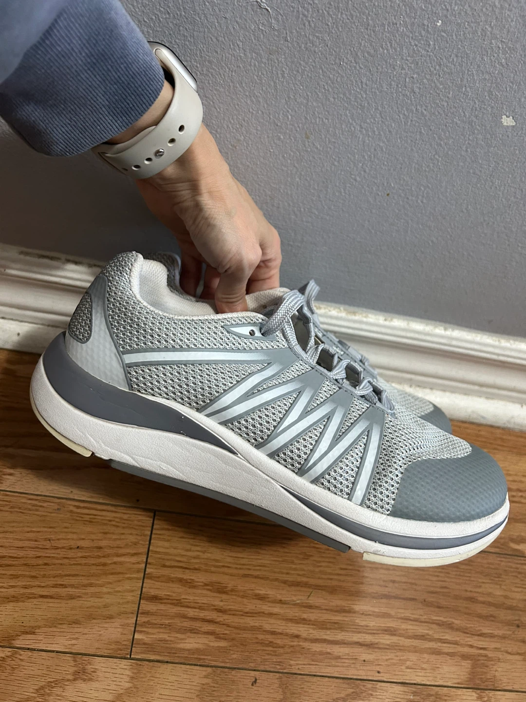 Size 7.5 Women Drew Slip Resistant Athletic Shoes