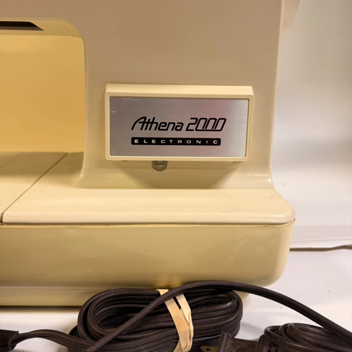 Singer Athena 2000 Electronic Sewing Machine w/ Pedal - photo 2