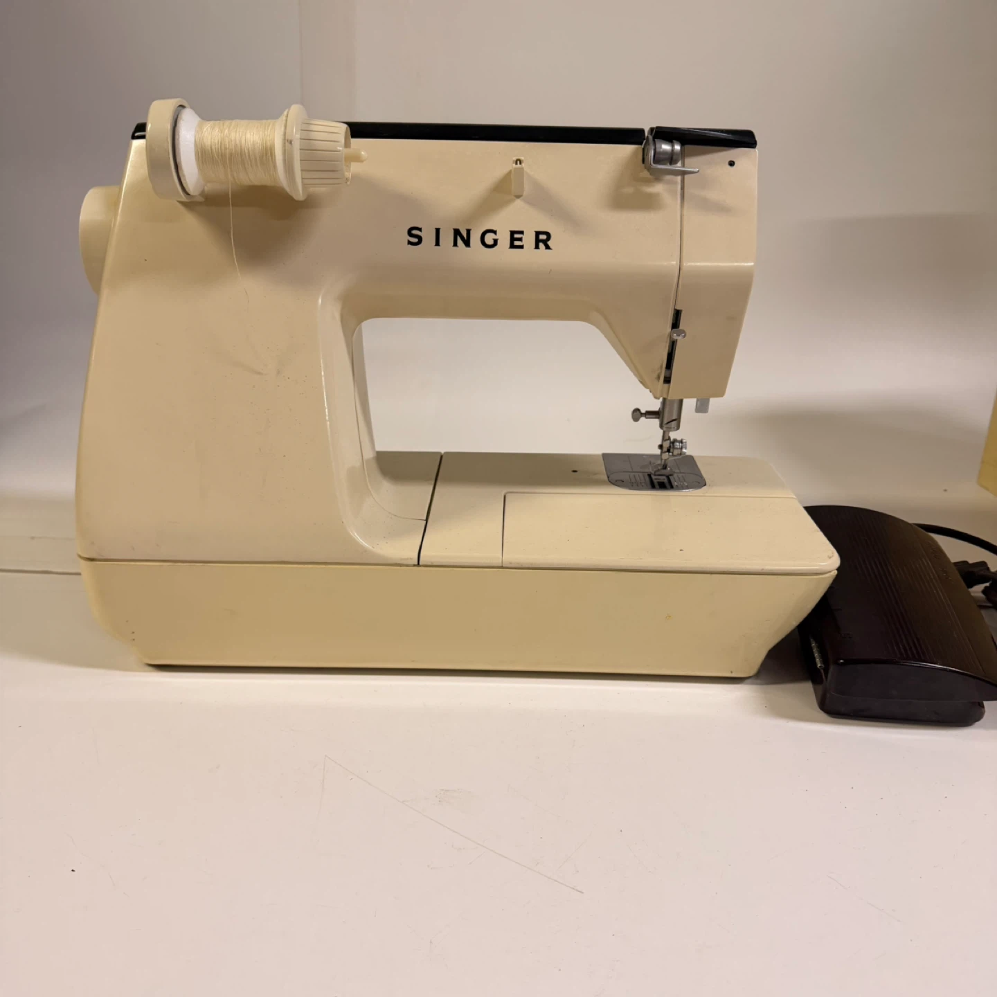 Singer Athena 2000 Electronic Sewing Machine w/ Pedal - photo 5