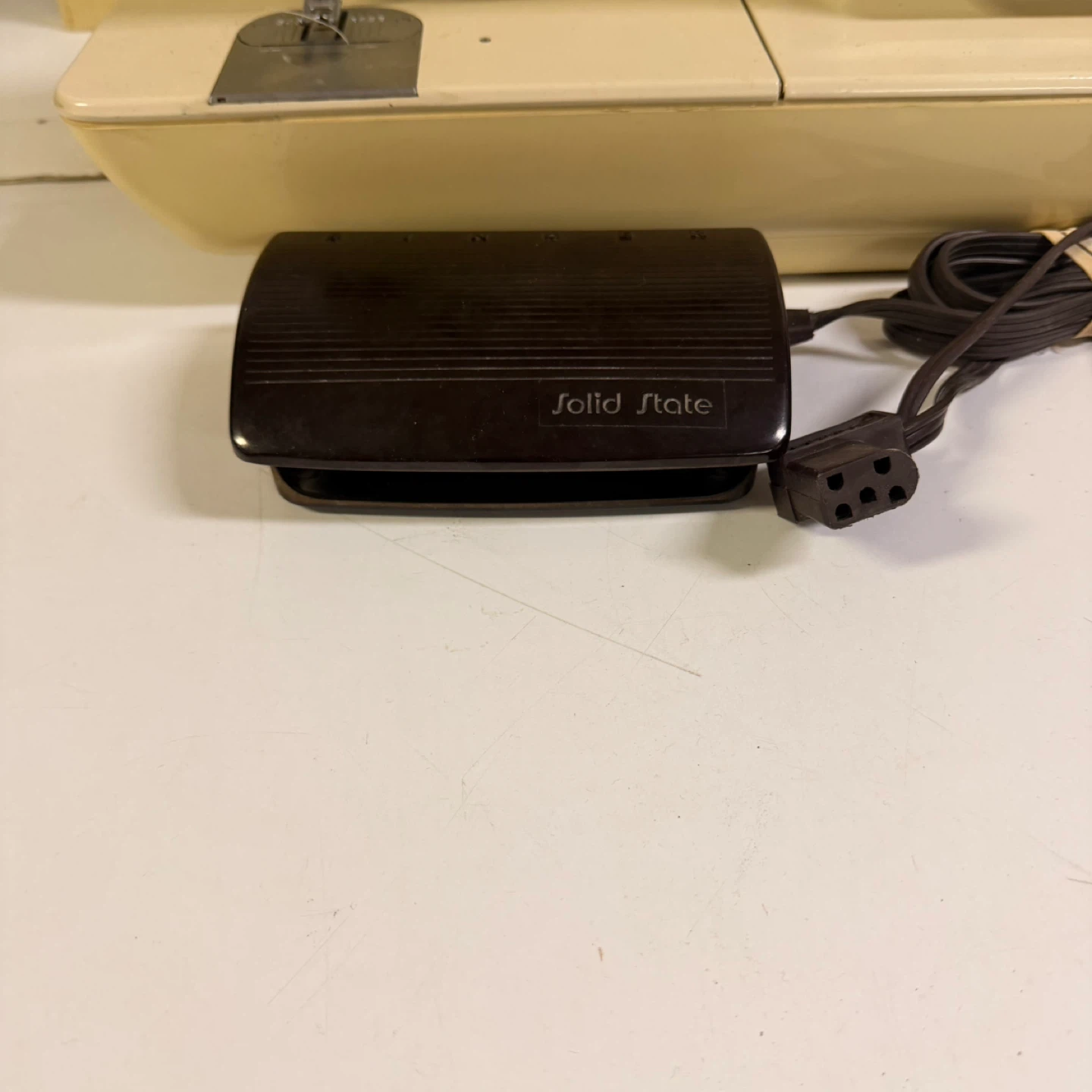 Singer Athena 2000 Electronic Sewing Machine w/ Pedal - photo 3