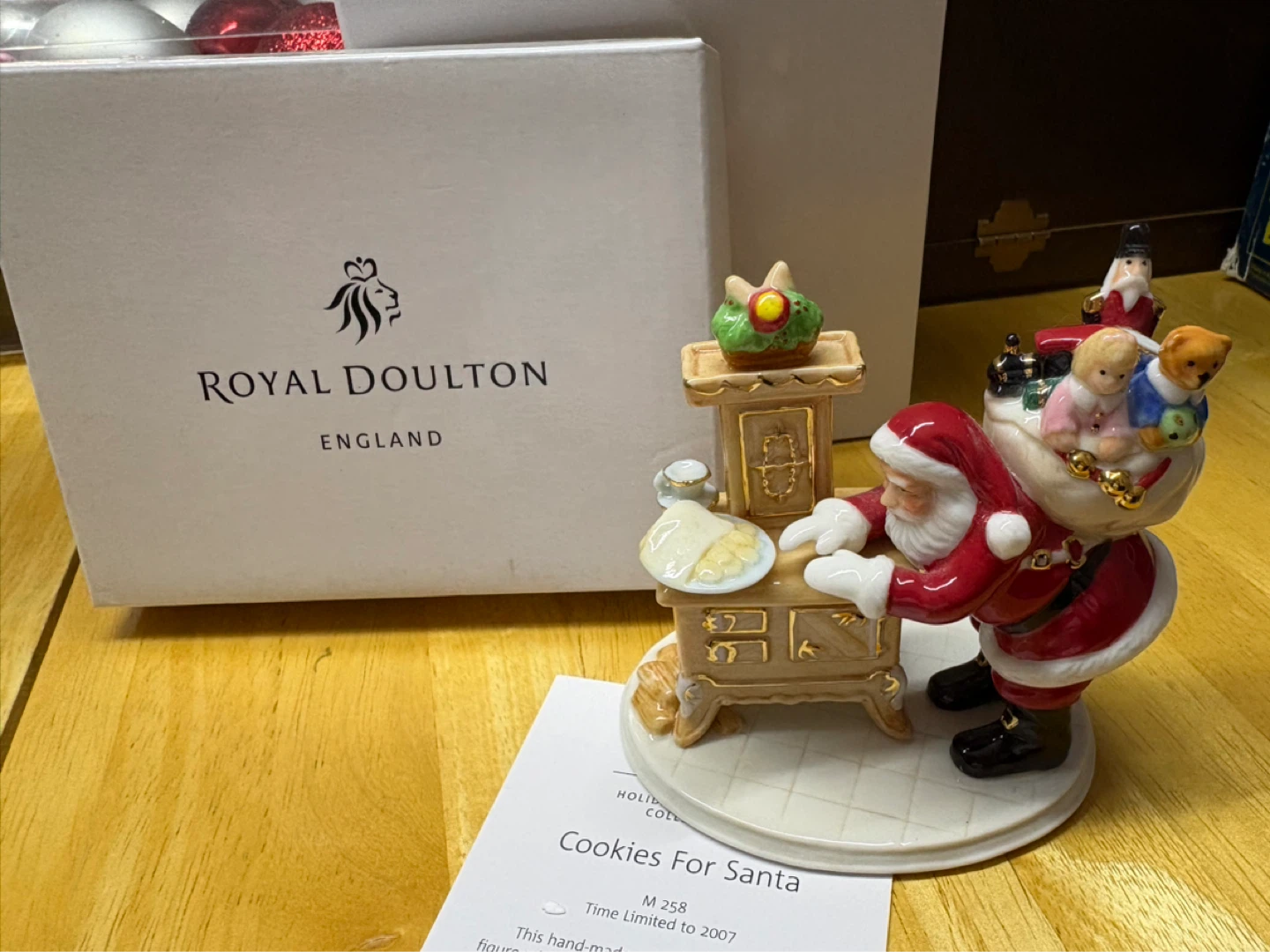 Royal Doulton Cookies For Santa M 258 Figurine - photo 2