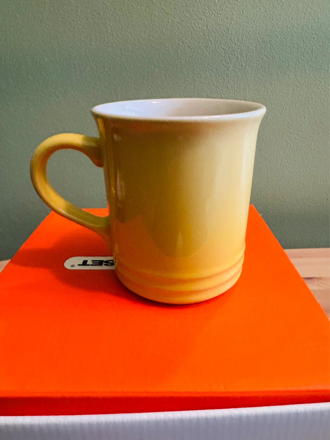 💐NEW Le Creuset Classic  Camomille Mugs - Set of 4
