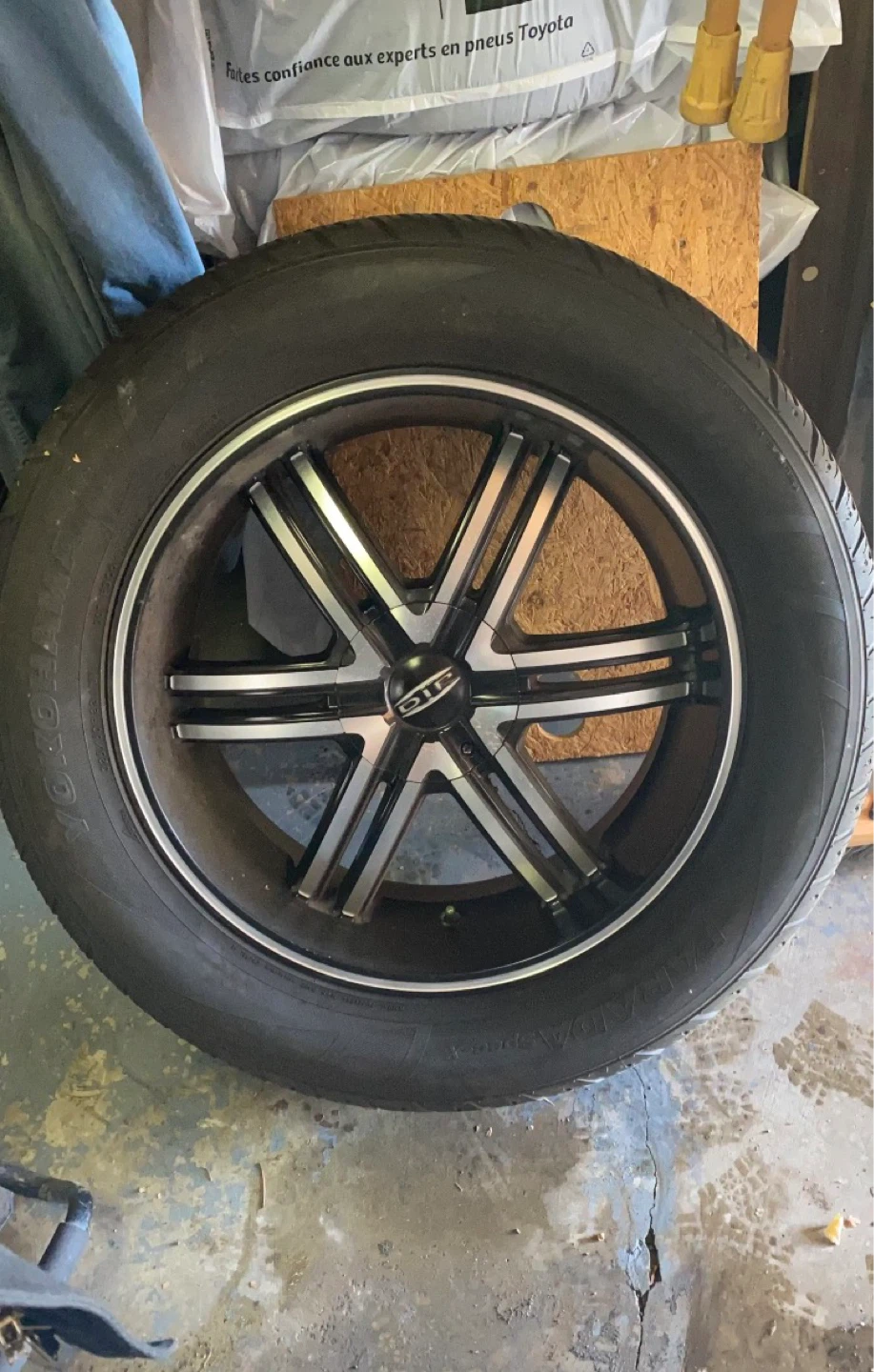 Yokohama PARADA Spec-X Tire 325/50R22 116V