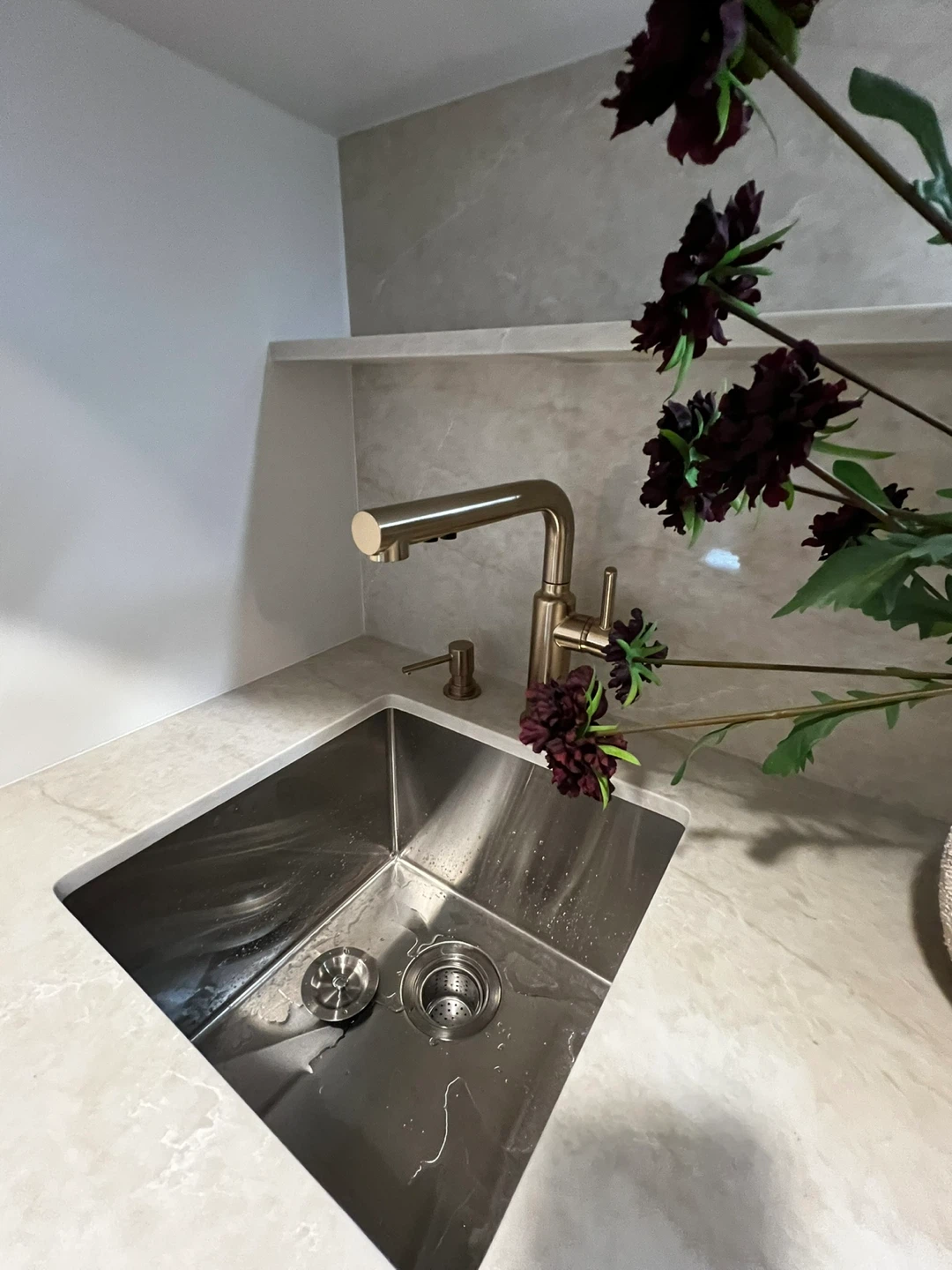 Bright South-Facing 1BR Designer Suite – Available April 1 - photo 4