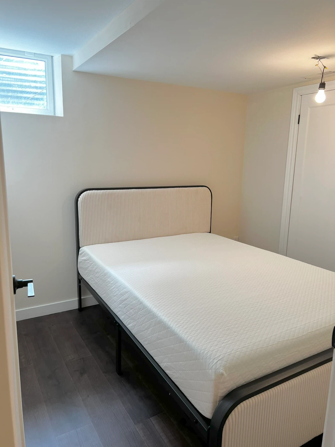 Bright South-Facing 1BR Designer Suite – Available April 1 - photo 3