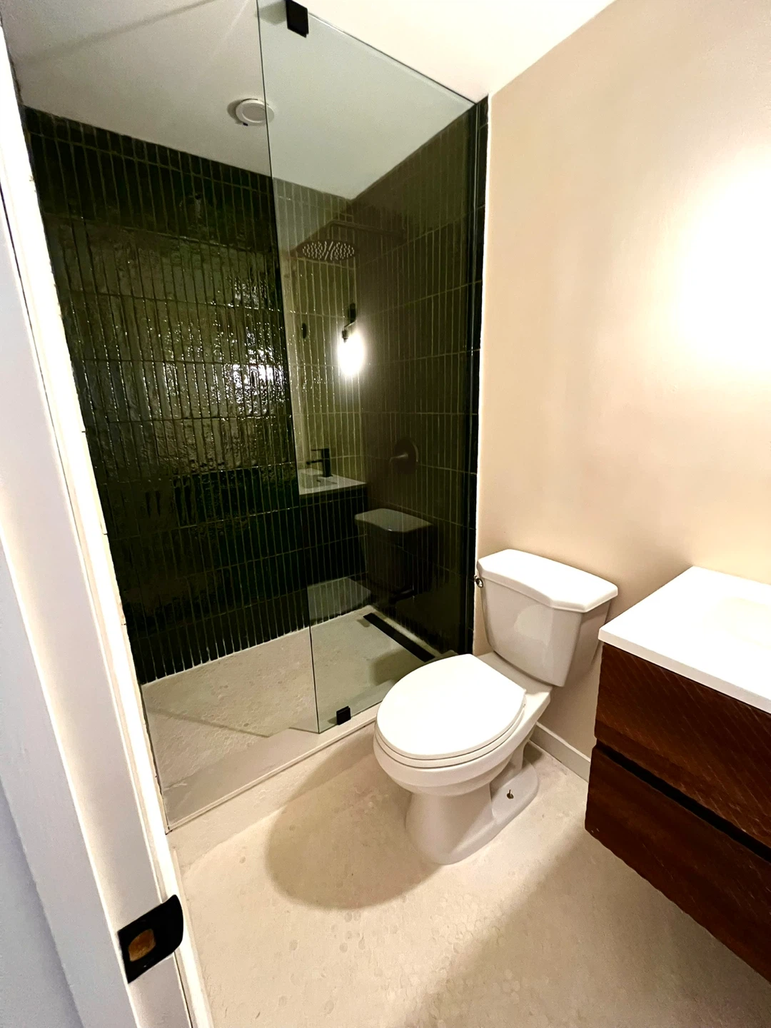 Bright South-Facing 1BR Designer Suite – Available April 1 - photo 5