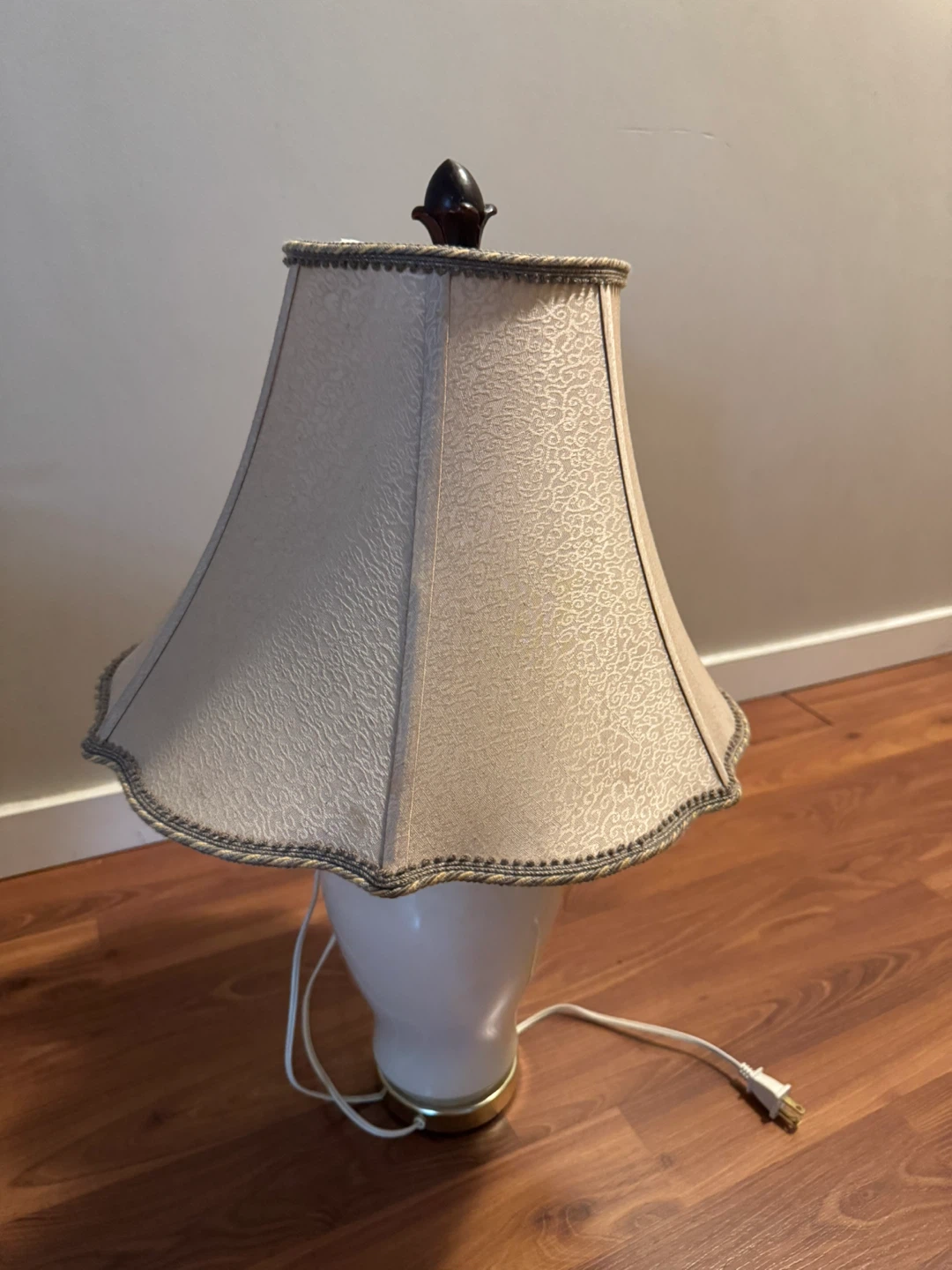 Vintage Floral Table Lamp with Cream Shade - photo 4